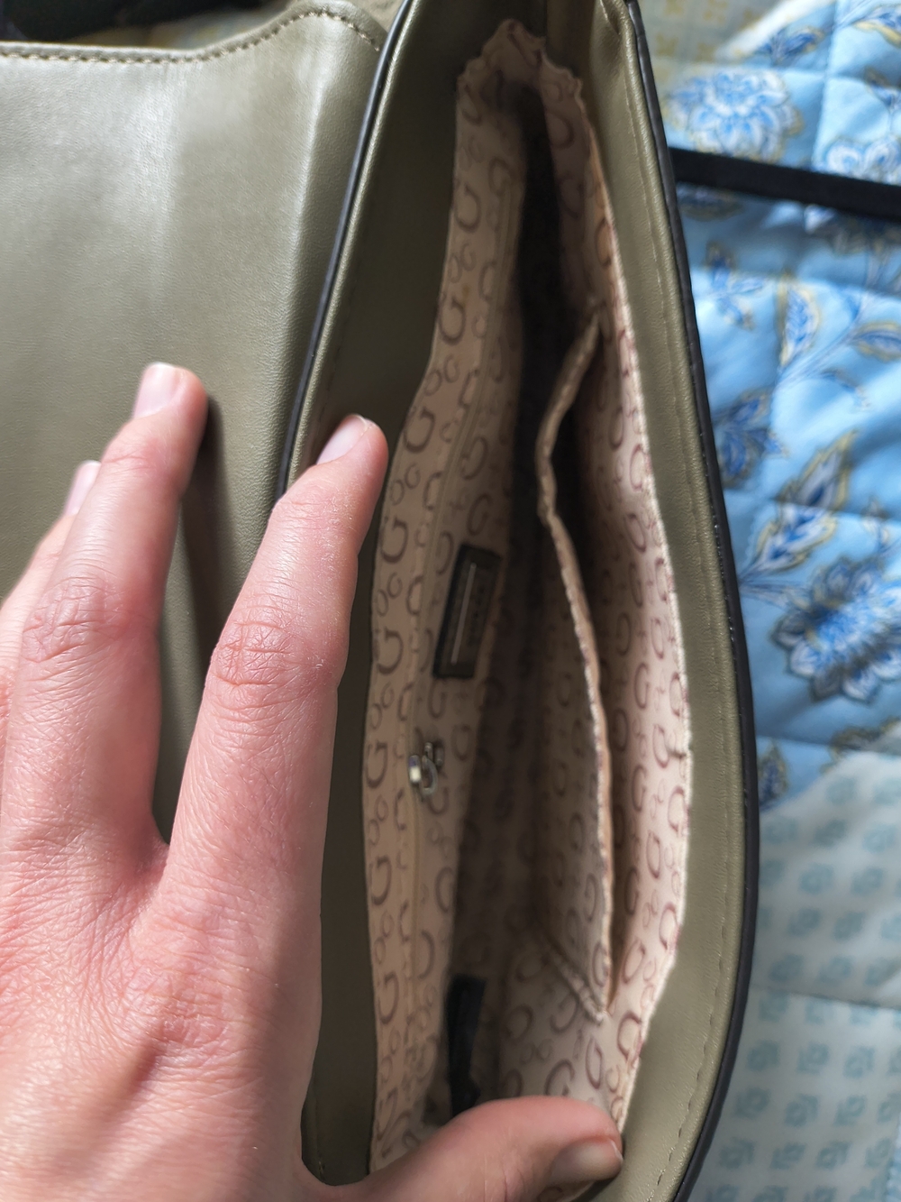 GUESS Designer Navy Green Crossbody Bag with Logo On Adjustable Strap And Flap - Picture 4 of 7